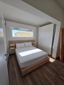 a bedroom with a large bed and a window at A 34 passi dal mare in Torre Ovo