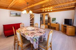 a dining room with a table and a red couch at Hauswurz in Thun