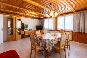 a dining room with a table and chairs at Hauswurz in Thun