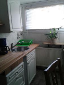 Messezimmer Hannover Langenhagen - room agencyにあるキッチンまたは簡易キッチン
