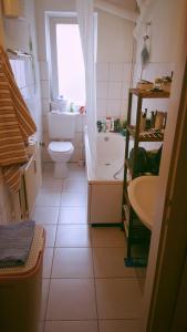 ein kleines Bad mit WC und Waschbecken in der Unterkunft Messezimmer Hannover Langenhagen - room agency in Hannover