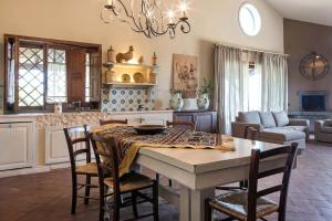 カターニアにあるCasa Dimora Vittoriaのキッチン、リビングルーム(テーブル、椅子付)
