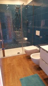 a bathroom with a shower and a toilet and a sink at Appartamento Valeria e Andrea in Porto Santo Stefano