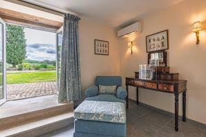 a room with a desk and a chair and a window at 139 e 140 Casa dos Carvalhos in Castelo Branco