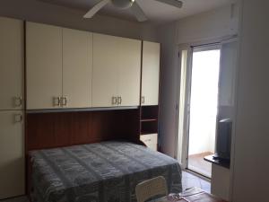 ガリポリにあるMassilor - Monolocali Baia Verdeのベッドルーム1室(ベッド1台、シーリングファン付)