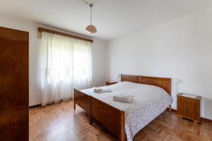 a bedroom with a bed and a wooden floor at Casa di Angelina in Avaglio