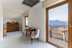 a room with a desk and a large window at Casa di Angelina in Avaglio