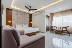 a bedroom with a bed and a couch at Hotel Rasballa Grand in Bhadrāchalam Road +38 photos