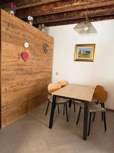 a dining room with a table and chairs at Cozy tiny flat in Cadore Dolomiti in Calalzo