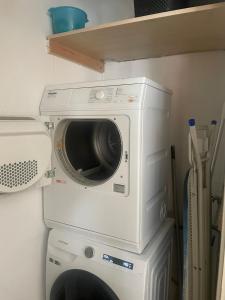 a washer and dryer sitting on top of a washing machine at Oude Dorp Zicht in Urk