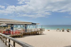 a restaurant on the beach next to the ocean at Casa Alegra in Carvalhal