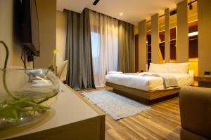 a bedroom with a bed and a table with a vase at Farida Palace Hotel in Al Aqālitah +79 photos