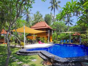 een villa met een zwembad in een resort bij Kura Kura Villas in Candidasa