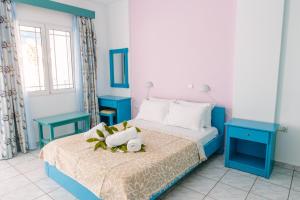 Łóżko lub łóżka w pokoju w obiekcie Μeltemi