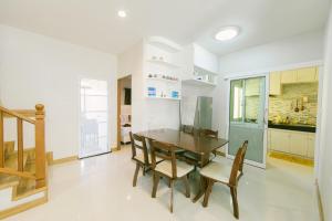 a kitchen and dining room with a table and chairs at Amphawan in Ban Nong Khrai Luang