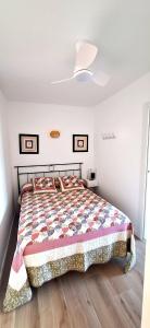 a bedroom with a bed and a ceiling at Apartamento Estartit Argonavis in L'Estartit