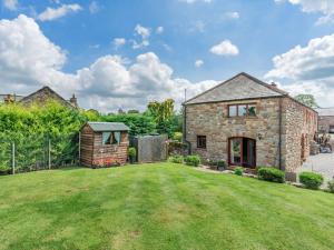 a stone house with a lawn in front of it at 3 Bed in Appleby-in-westmorland oc-88791 in Crackenthorpe