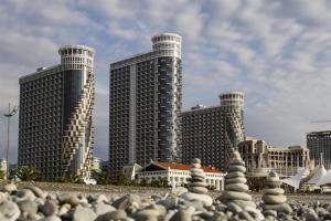 a city skyline with tall buildings in the background at Gio apartment in Angisa