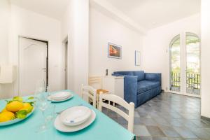 a living room with a blue table and a blue couch at Residence Le Villette in Ravello