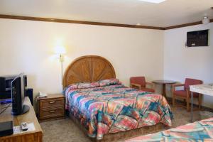 Кровать или кровати в номере Country Inn Motel