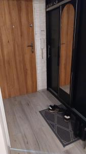 a room with a door and a floor with shoes at Apartament u Amelki in Toruń