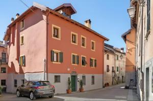 a car parked in front of a building at Museum view, Vista sul museo B in Sassello