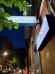 a sign for a restaurant on the side of a building at Casa Noël in Puertollano