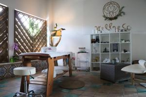 ein Zimmer mit Tisch und Stühlen und einem Fenster in der Unterkunft Maharìa in Menfi