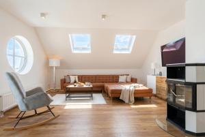 ein Wohnzimmer mit Sofa und Tisch in der Unterkunft 2 Schlafzimmer, Offene Küche, Balkon und Terrasse - moderne 90qm in ruhiger, zentraler Lage - nur 500m bis zum Strand in Warnemünde