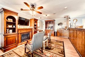 a living room with a ceiling fan and a table and chairs at Deerfield Inn - Virtual Check In in Hayesville