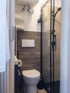 a small bathroom with a toilet and a shower at Dolce Barzio - appartamento in centro in Barzio