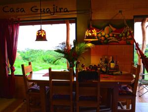 comedor con mesa, sillas y ventana en Casa Guajira, en Montezuma
