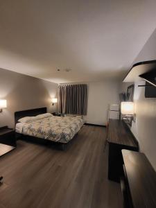 a hotel room with a bed and a desk at Hotel Blu in Columbia +4 photos