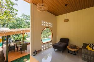 a living room with a chair and a table at Villa Casa Blanca in Wok Tum