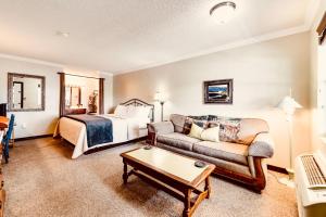 a living room with a bed and a couch at Deerfield Inn - Virtual Check In in Hayesville +26 photos