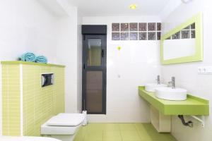 a bathroom with two sinks and a toilet at Casa 2 Hab con Terraza & Barbacoa en Ubicación Céntrica in Gandía +13 photos
