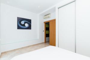 a bedroom with a mirror and a door at Casa 2 Hab con Terraza & Barbacoa en Ubicación Céntrica in Gandía
