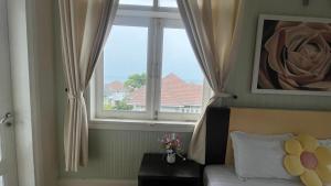 a bedroom with a bed and a window at Vila Mũi Né-Phan Thiết in Ấp Ngọc Hải