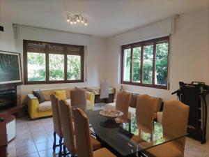 a living room with a dining room table and chairs at Villa Maddalena Brianza in Lentate sul Seveso