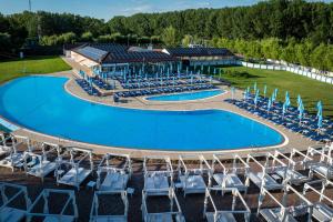 an aerial view of the pool at the resort at Zaga Zaga Sat in Tecuci