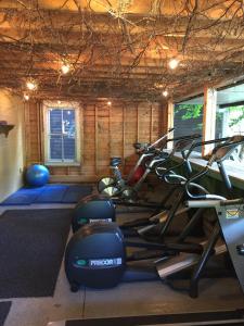 ein Fitnessstudio mit mehreren Heimtrainern in einem Raum in der Unterkunft The Woods Inn in Inlet