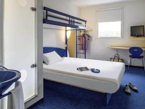 a bedroom with a bunk bed and a sink at ibis budget Rochefort in Rochefort +28 photos