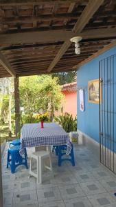 a table and chairs on a patio at Casa Gravatá Próximo ao Centro in Gravatá