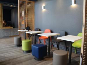 Prostor za sedenje u objektu Ibis Budget Redon +23 fotografije