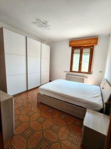 a bedroom with a bed and a window at Villa Carol in Polinago