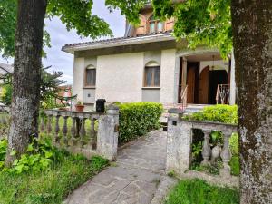 an old house with a fence in front of it at Villa Carol in Polinago