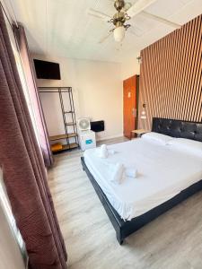 a bedroom with a large white bed in a room at COLIBRI in Calella