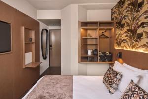 a hotel room with a bed and a tv at Hotel Wander in Wageningen +31 photos