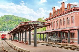 カンバーランドにあるRamada by Wyndham Cumberland Downtownの線路上の列車が乗り入れる駅