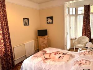 a woman laying on a bed in a bedroom at Ramsgate Corner Retreat in Ramsgate +4 photos